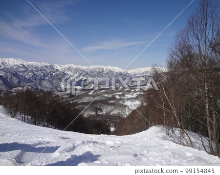 可以看到遠處美麗山脈的斜坡 可以看到遠處美麗山脈的斜坡 99154845