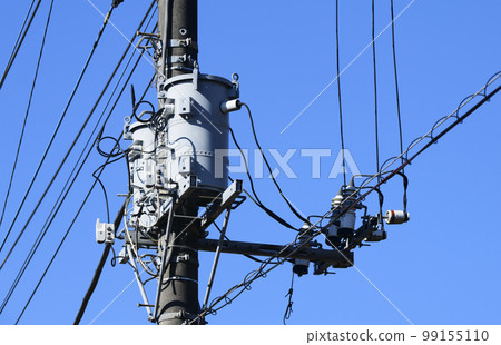 藍天和電線桿 99155110
