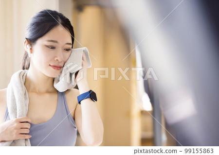 在健身房擦汗的年輕女子 在健身房擦汗的年輕女子 99155863