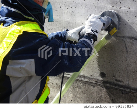 使用集塵打磨機進行混凝土地基準備工作 99155924