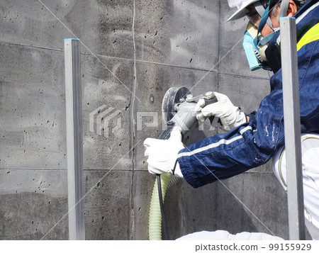 使用集塵打磨機進行混凝土地基準備工作 99155929