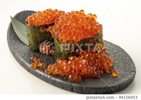 新鮮鮭魚子軍艦捲和鮭魚子 新鮮鮭魚子軍艦捲和鮭魚子 99156053
