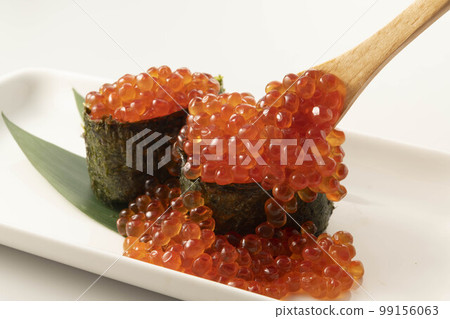 新鮮鮭魚子軍艦捲和鮭魚子 新鮮鮭魚子軍艦捲和鮭魚子 99156063