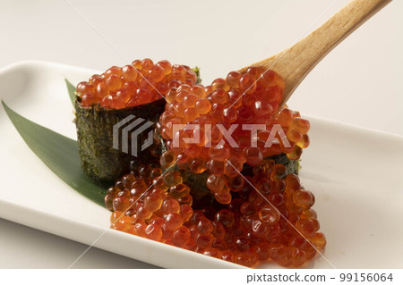新鮮鮭魚子軍艦捲和鮭魚子 新鮮鮭魚子軍艦捲和鮭魚子 99156064