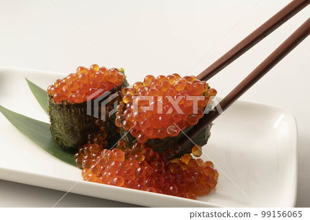 新鮮鮭魚子軍艦捲和鮭魚子 新鮮鮭魚子軍艦捲和鮭魚子 99156065