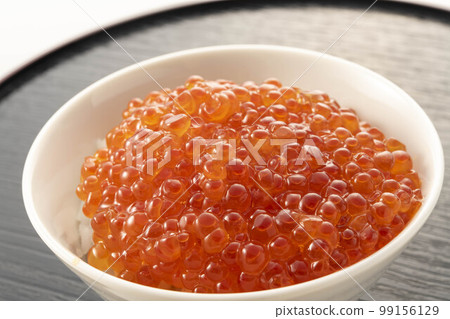 醬油醃製的新鮮三文魚子 99156129