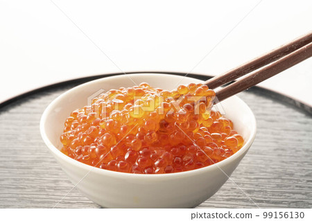 醬油醃製的新鮮三文魚子 醬油醃製的新鮮三文魚子 99156130