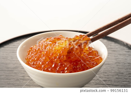 醬油醃製的新鮮三文魚子 醬油醃製的新鮮三文魚子 99156131