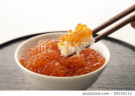 醬油醃製的新鮮三文魚子 醬油醃製的新鮮三文魚子 99156132