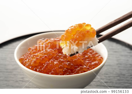 醬油醃製的新鮮三文魚子 醬油醃製的新鮮三文魚子 99156133
