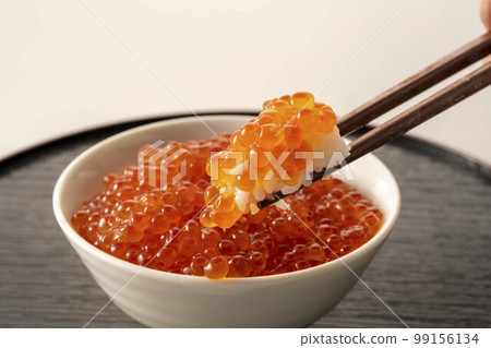 醬油醃製的新鮮三文魚子 醬油醃製的新鮮三文魚子 99156134