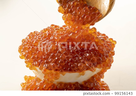 醬油醃製的新鮮三文魚子 99156143