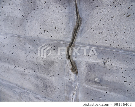 Crack repair of concrete retaining wall (V-cut construction status) * Bleeding from cracks due to water leakage Crack repair of concrete retaining wall (V-cut construction status) * Bleeding from cracks due to water leakage 99156402