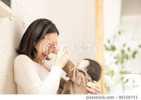 Baby and mother Unwilling period 99156731