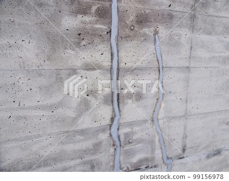 Crack repair of concrete retaining wall (Filling condition after V-cut) Crack repair of concrete retaining wall (Filling condition after V-cut) 99156978