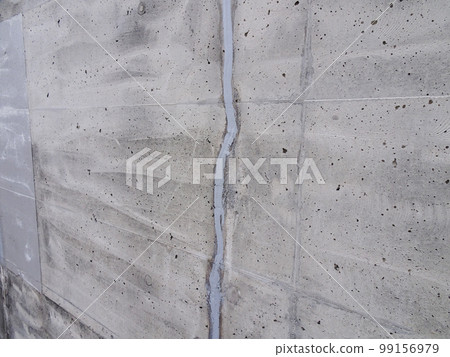 Crack repair of concrete retaining wall (Filling condition after V-cut) Crack repair of concrete retaining wall (Filling condition after V-cut) 99156979