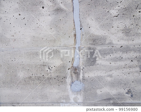 Crack repair of concrete retaining wall (Filling condition after V-cut) 99156980
