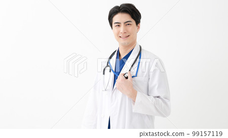 白色外套醫療的男性醫生 99157119