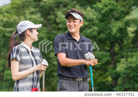 高爾夫球場打高爾夫球的男女(高爾夫教室、教練、情侶、情侶) 高爾夫球場打高爾夫球的男女(高爾夫教室、教練、情侶、情侶) 99157781