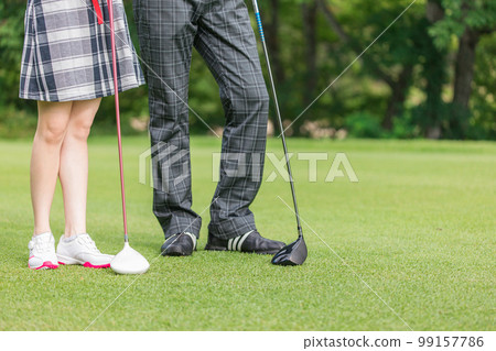 Men and women of golfers on the golf course (feet, golf shoes) 99157786