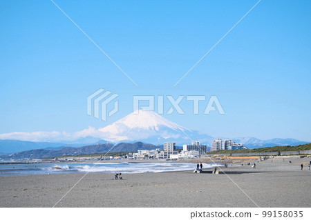 Mt.Fuji seen from Chigasaki coast (Winter, February) 99158035