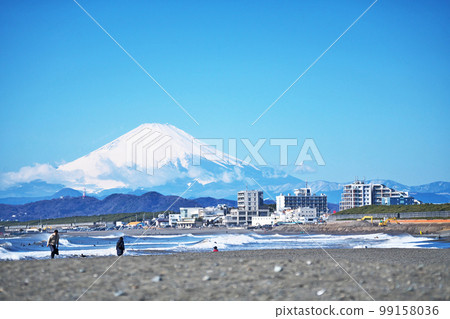 Mt.Fuji seen from Chigasaki coast (Winter, February) 99158036