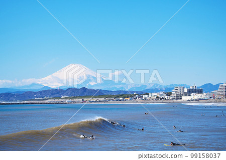 Mt.Fuji seen from Chigasaki coast (Winter, February) 99158037