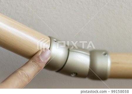 台階欄杆和男性手指 台階欄杆和男性手指 99158038