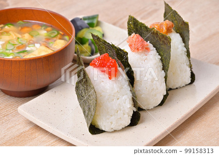 3個飯糰，飯糰，飯糰。成分是三文魚、紅豆和李子。 99158313