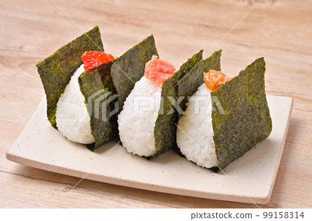 3個飯糰,飯糰,飯糰。成分是三文魚、紅豆和李子。 3個飯糰,飯糰,飯糰。成分是三文魚、紅豆和李子。 99158314