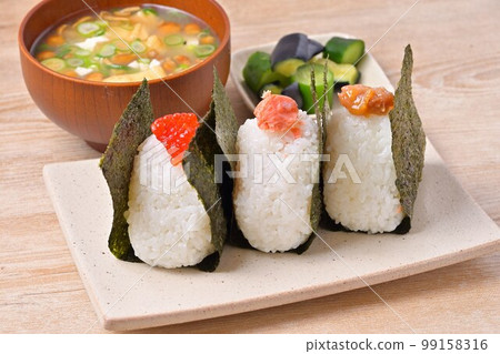 3 rice balls, rice balls, and rice balls. Ingredients are salmon, red bean, and plum. 3 rice balls, rice balls, and rice balls. Ingredients are salmon, red bean, and plum. 99158316
