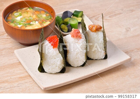 3個飯糰，飯糰，飯糰。成分是三文魚、紅豆和李子。 99158317