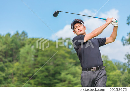 A golfer's man playing golf on a golf course (tee shot/golf competition) 99158673