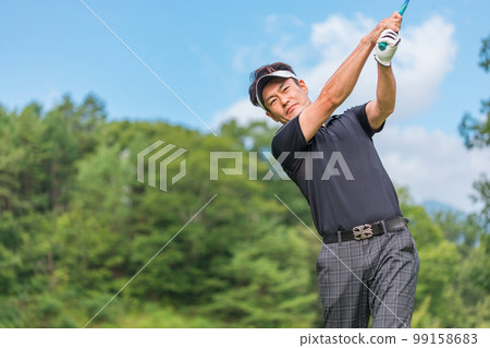 A golfer's man playing golf on a golf course (tee shot/golf competition) 99158683