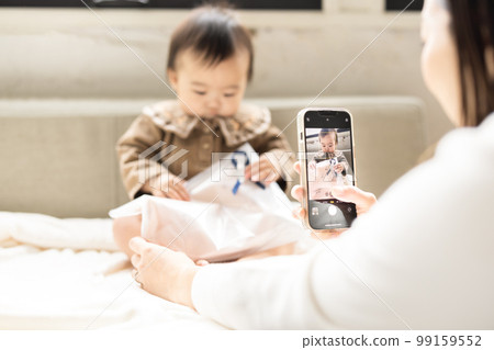 嬰兒和母親育兒智能手機 99159552
