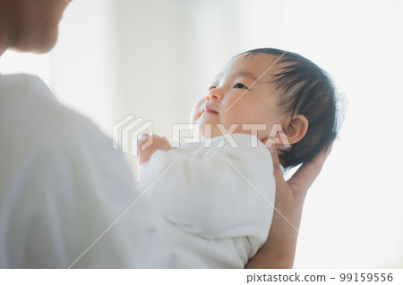 爸爸抱著一個嬰兒 爸爸抱著一個嬰兒 99159556