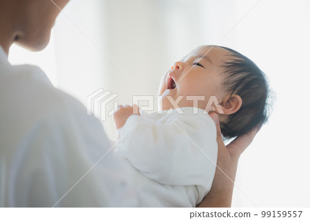 爸爸抱著一個嬰兒 爸爸抱著一個嬰兒 99159557
