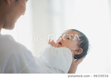 爸爸抱著一個嬰兒 99159558