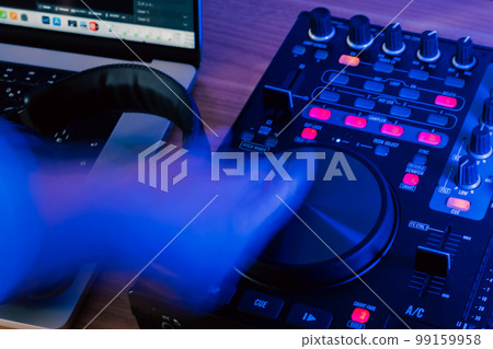 戴著耳機混音的男人 99159958