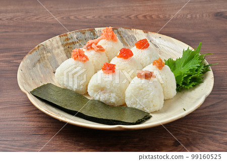 3個飯糰，飯糰，飯糰。成分是三文魚、紅豆和李子。 99160525