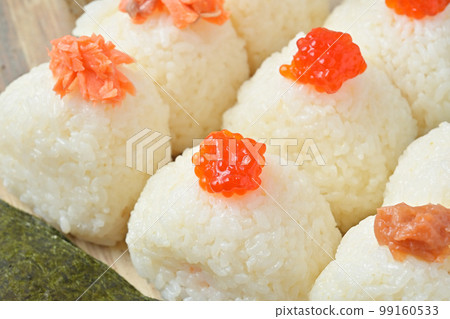 3個飯糰，飯糰，飯糰。成分是三文魚、紅豆和李子。 99160533