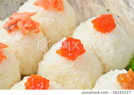 3個飯糰,飯糰,飯糰。成分是三文魚、紅豆和李子。 3個飯糰,飯糰,飯糰。成分是三文魚、紅豆和李子。 99160537