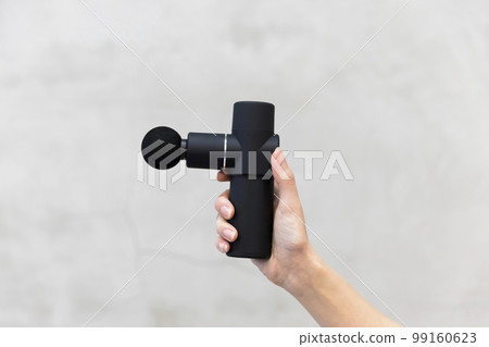 拿著肌筋膜釋放槍按摩槍的年輕女子 拿著肌筋膜釋放槍按摩槍的年輕女子 99160623