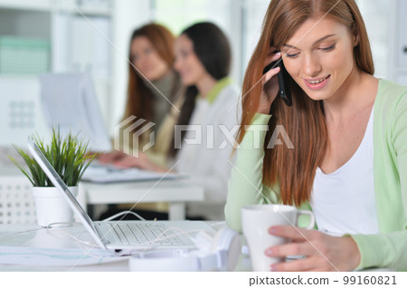 young women working in modern office 99160821