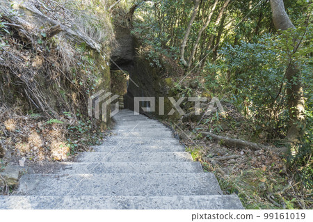 千葉縣能南町能古切裡日本寺的岩山隧道和石階 99161019