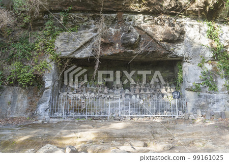 Group of Stone Buddhas at Mt. Nokogiri Nihonji Temple [Tokai 1500 Rakan] Kyonan Town, Chiba Prefecture 99161025