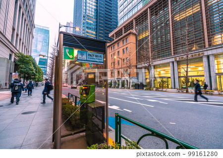 日本東京城市景觀：金融和經濟中心丸之內商業區的公用電話。危險的路口... 99161280