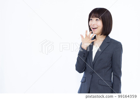 一個三十多歲的女商人，微笑著驚訝 99164359