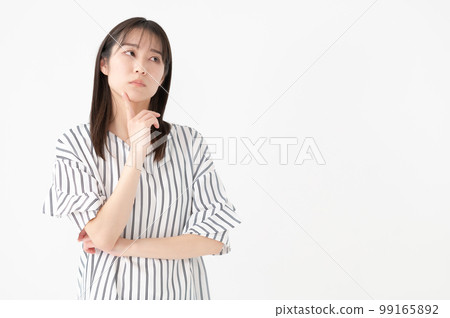 擔心的女人白色背景 99165892