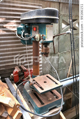廢棄的桌面鑽孔機 廢棄的桌面鑽孔機 99166151